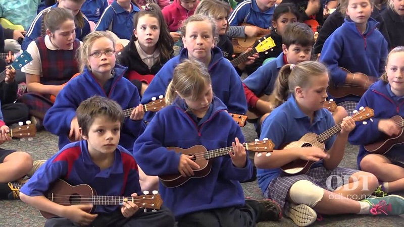Kids with ukuleles