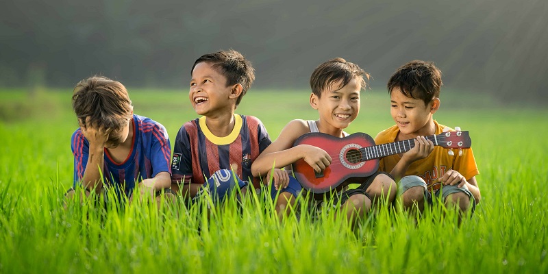 Kids in field with Ukulele