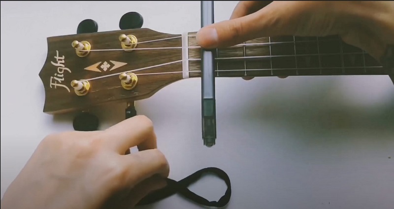 DIY capo adding on the fretboard step 1