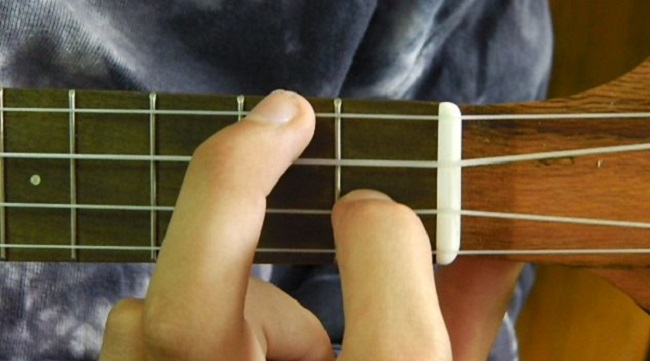 How to Play F Chord on Ukulele Fingering