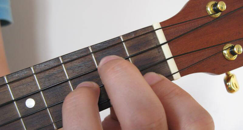 how to play g minor on ukulele