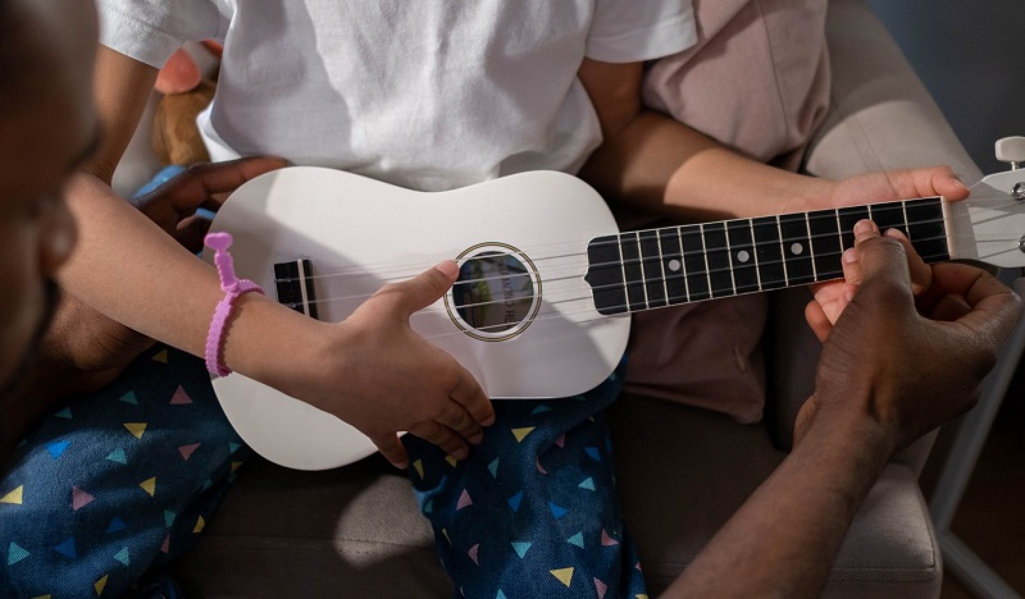 Strumming a Ukulele Amazing Guide + 5 Patterns!