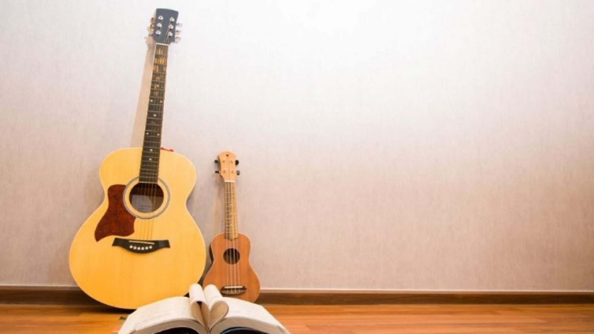 Ukulele vs Guitar Big Differences Comparison (2023)