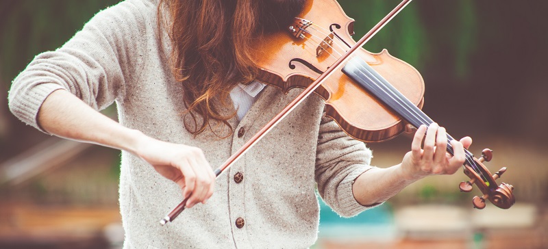 girl playing violin