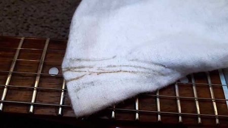 cleaning guitar strings