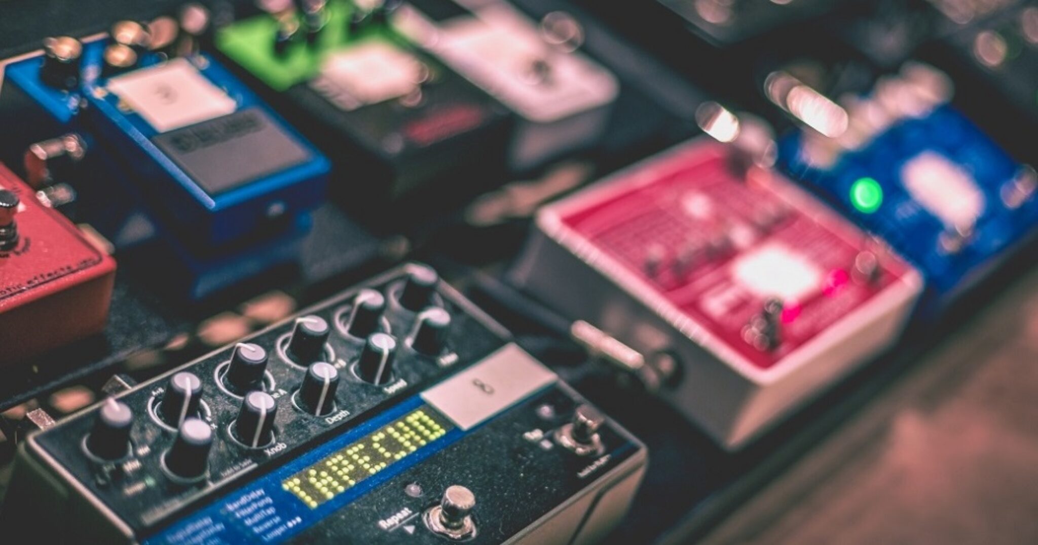 What is a Delay Pedal? We Answer All The Essential Questions About It
