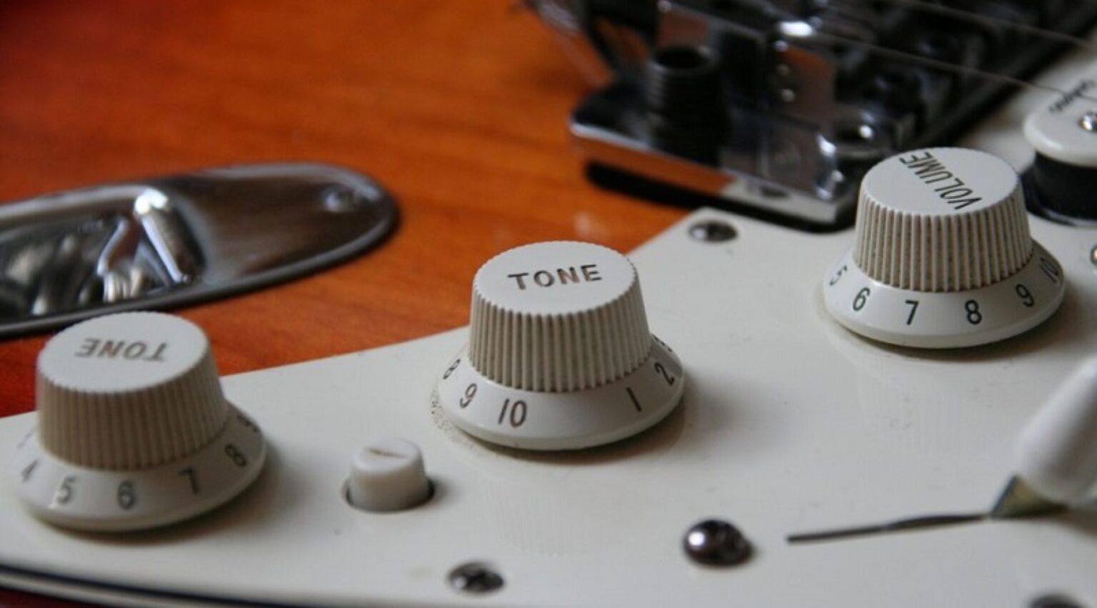 How Guitar Pickups Sound/Tone Depends on 3 Factors