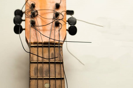 guitar head and strings - How often to change guitar strings