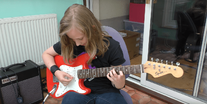 Fender-Squier-Bullet-Stratocaster-Beginners-playing
