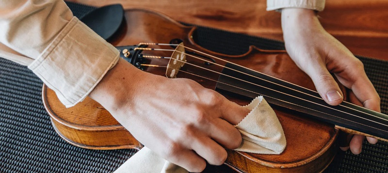 cleaning the violin